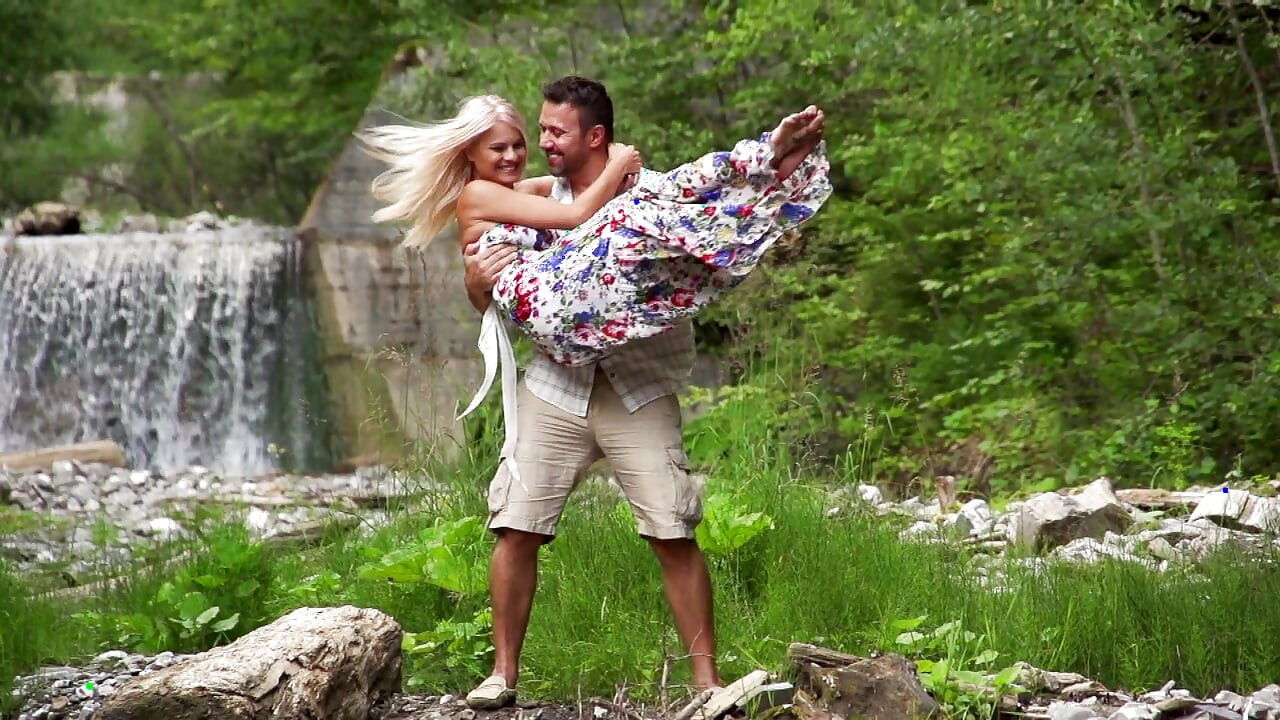 Jong Duits stel geniet van neuken buitenshuis, waar ze ook gaan - meer scènes van hun seks