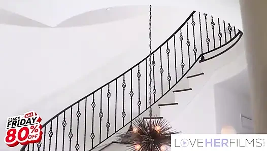 Служба доставки обуви милфы с большими сиськами