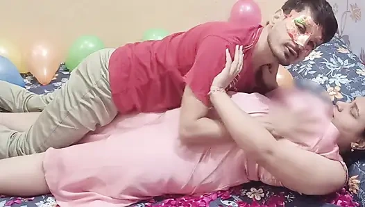 Моя подруга-студентка дала мне горячий сюрприз на день рождения на ночь - страстный секс с Rose лепестки и воздушные шары, настоящее домашнее видео