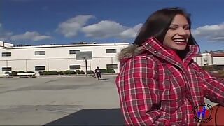 Chica fuera de la universidad fue a una orgía.