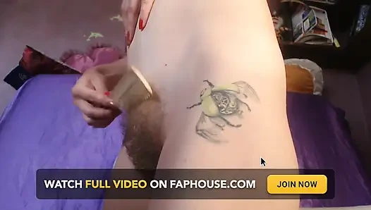 Расчесываю волоски киски. Вид сбоку