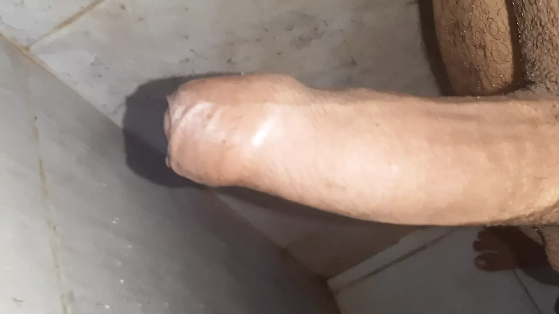经过漫长的一天后，我抚摸我的鸡巴