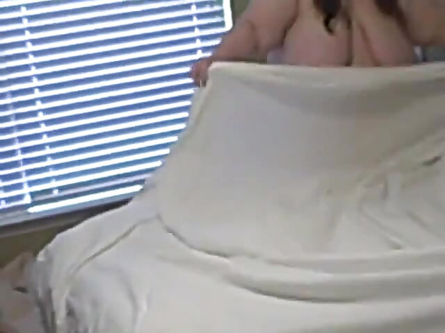 Culona pelirroja desnuda haciendo cama con mi viejo