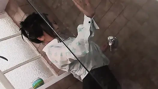 Сексуальная девушка трахается в киску, лижет большой член, сосет