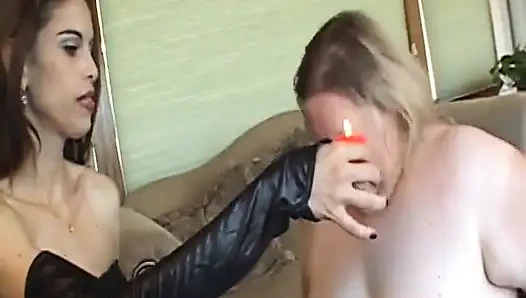 Сексуальная брюнетка делает клипы с сиськами пухлой блондинки