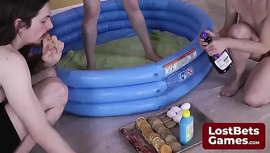April ve Ana Molly jd'i çıplak ve istekli boşaltmak için yarışıyor