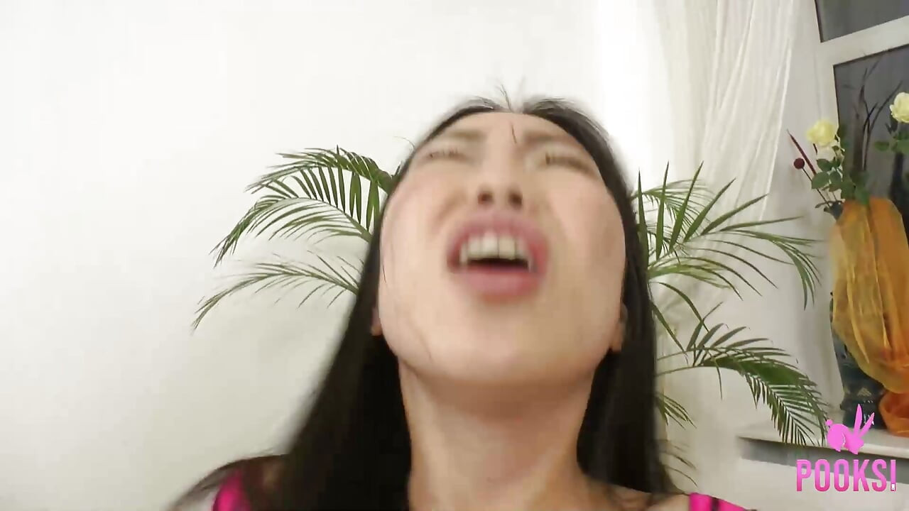 Videoclip complet! Gagica asiatică excitată Lucy H alunecă un vibrator în pizda ei tânără orientală!