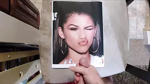 Zendaya Coleman boşalma anısına 024