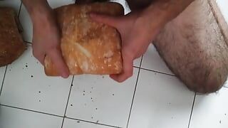 Ekmek somunlarını sikiyor