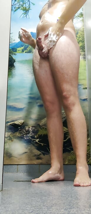 KONTOL KERAS di bawah shower dan pembersihan menyeluruh