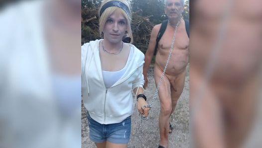 Excursión de senderismo con esclavo desnudo con correa! Chica transexual domina chico y lo enoja!