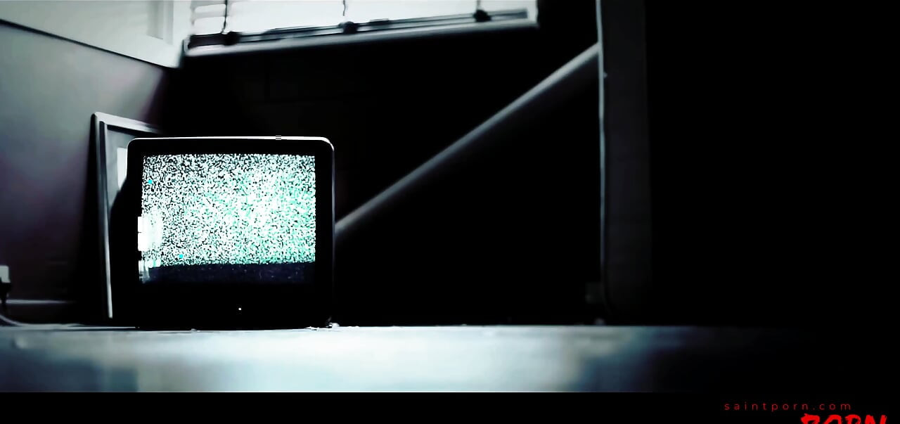 Slät mager brunnette ger huvud och knullas djupt