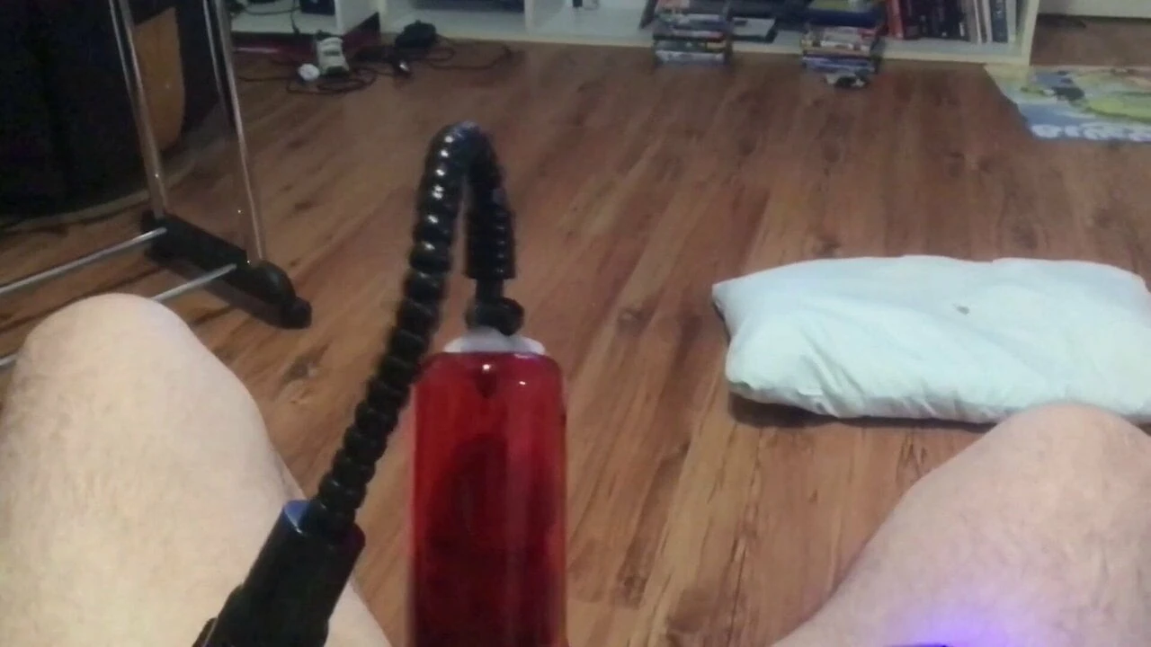 Splitcockjez teste sa dernière machine à taquiner la bite