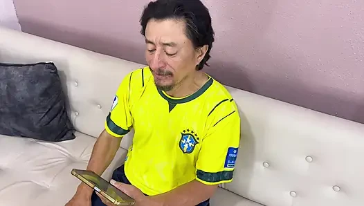 Wanita semok brasil ini lagi asik nyepong kontol ayah tirinya.