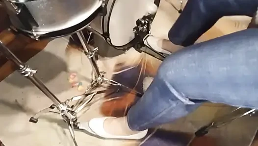 Aku lagi santai waktu aku lagi memekku pakai drum