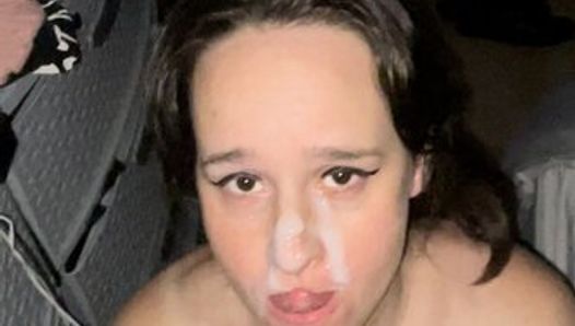 Сексуальная жена получает массивный камшот на лицо