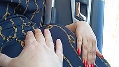 Echte openbare rode nagels aftrekken in de auto met sperma