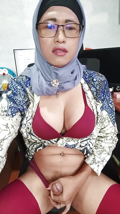 Hijab Shemale with Big Cock Masturbate Until She Cum