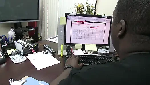 Tatlı hatun fahişe deve toynağı amcığının derin sikişli cooter'ı dölle dolu görünüyor