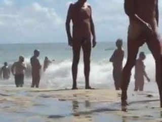Мега-Dotado Na Praia De Nudismo