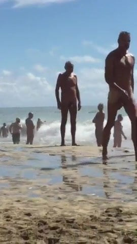 Mega Dotado na Praia de Nudismo