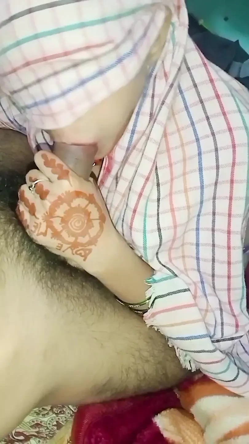Leche en la boca de la hermanastra. Duro primer plano xxx video