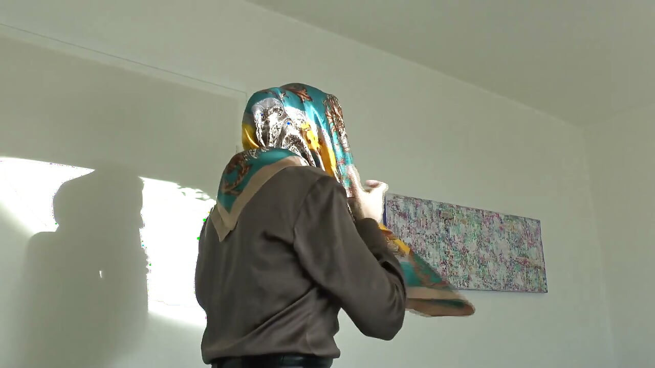 Afternoon Headscarf Try-on, Part 1 - Lady Victoria Valente