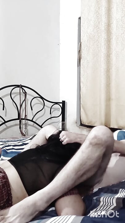 Mari infidèle utilise une femme de ménage pour lécher son corps