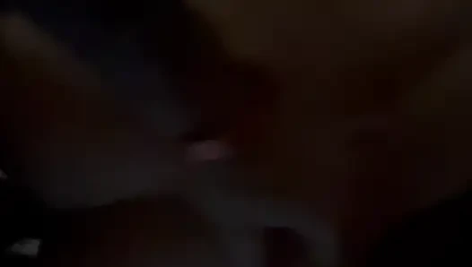 Cewek cantik itu terbakar dengan pertunjukan langsungnya