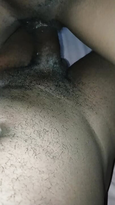 فتاة نيجيرية تركب أسود كبير