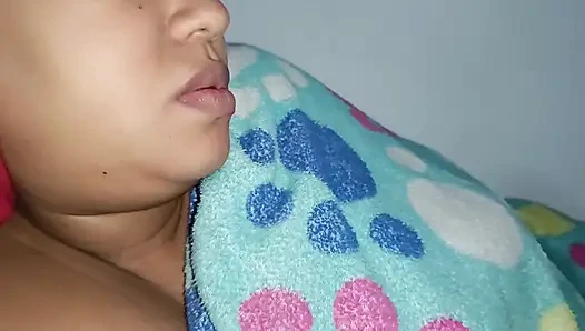 Sementara aku menonton film porno istriku masturbasi aku kita semua butuh istri seperti ini