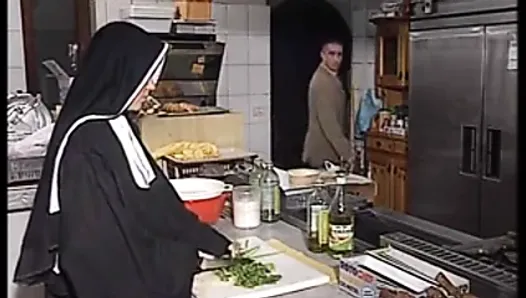 Une nonne allemande se fait enculer dans la cuisine