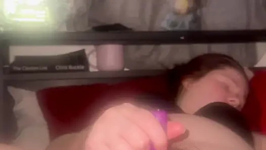 Мастурбирует игрушкой мою мокрую киску