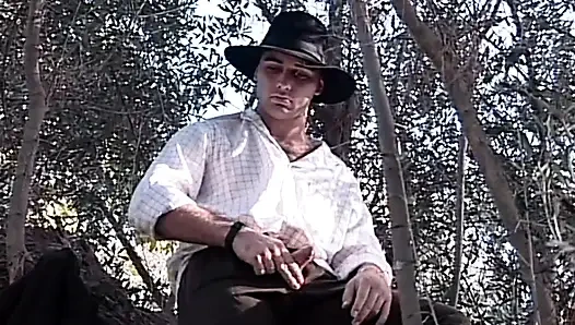 Çiftçi Güzel Bir Penise Sahip Ve Onun Vajinasini Zeytin ağacinin Altinda Eziliyor