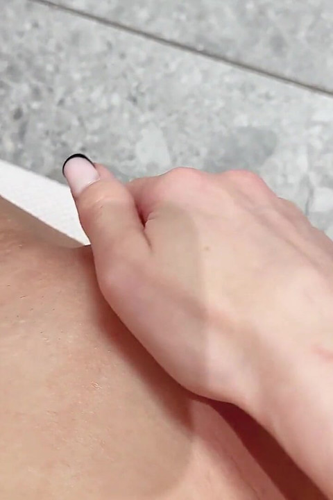 Spójrz na ten strunowy sok z cipki! Jak ona może być tak mokra?!