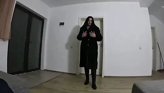 Шлюховатая зрелая с глубокой глоткой и игра со спермой на моем черном пальто