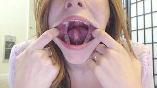 Горячая женщина показывает свои идеальные зубы и большой рот