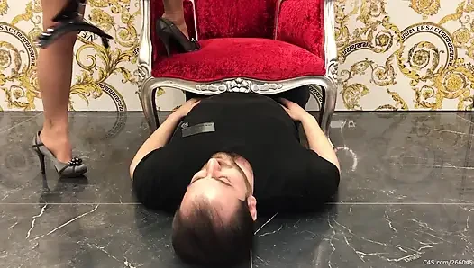 Velvet Throne Bagian 1: Menjilati sepatu hak tinggi - Patuhi kaki Valeria