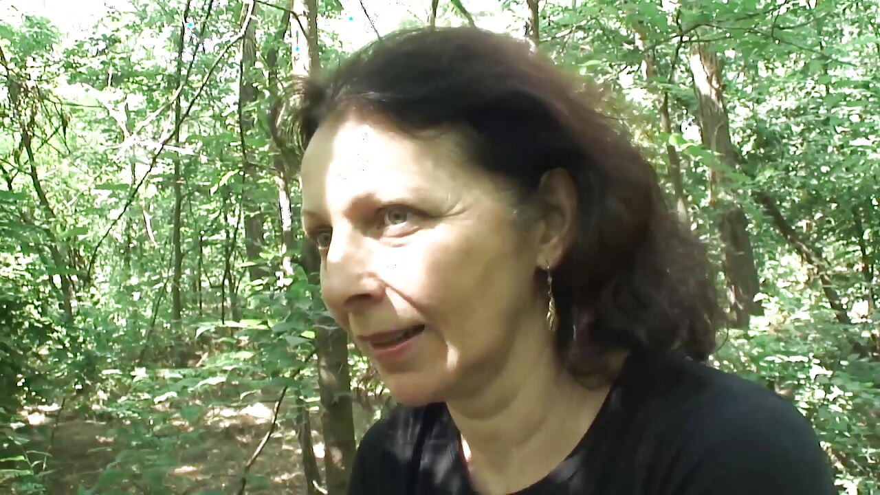 I fuck the wet hairy pussy of this sexy hot granny with