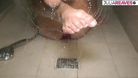 Я принимает душ мои вонючие ступни для тебя