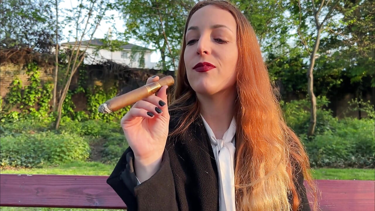 Liz Rainbow सड़क पर Flor de Oliva cigar धूम्रपान कर रही है