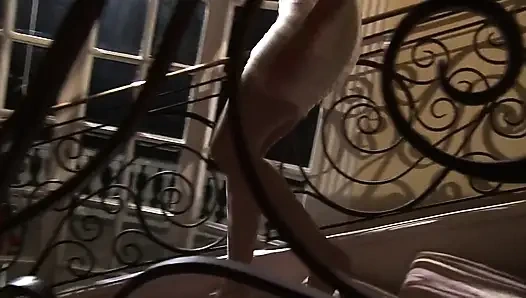 Очаровательная тинка испытывает свой первый лесбийский секс с горячей милфой