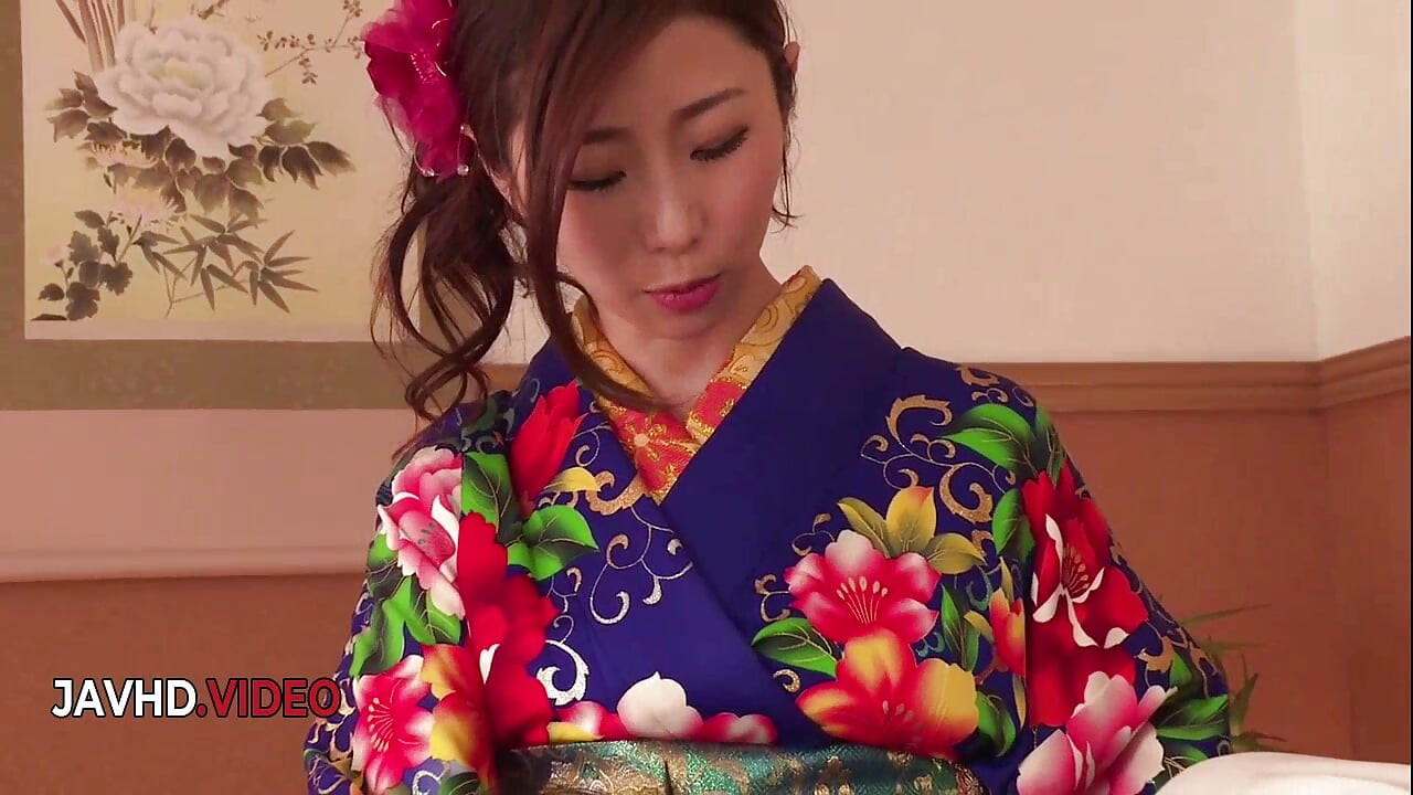 Ayumi Shinoda在重口味性交前给精彩的和服口交