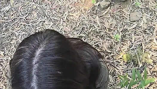 Amatör orta yaşlı seksi kadın herkesin görmesi için yolun yanında ormanda sikişiyor ve emiyor