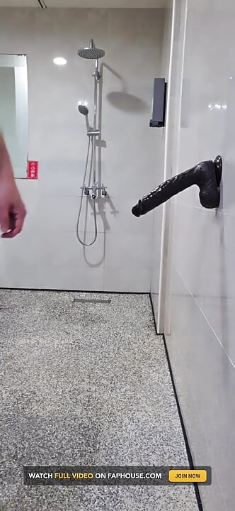 Shemale Ting Xuan orgasme pada percubaan dildo hitam pertamanya