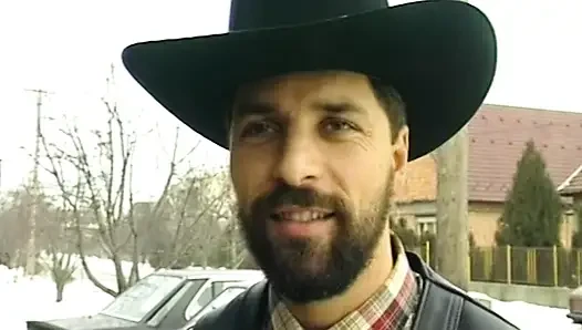 Kalın şaplakları onun sıkı kıç deliğine sertçe giriyor