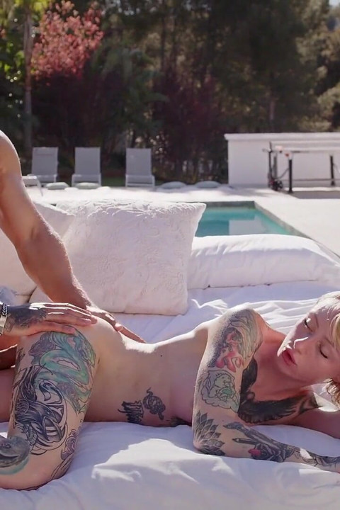 Flaca wifey follada duro de 3 pollas grandes