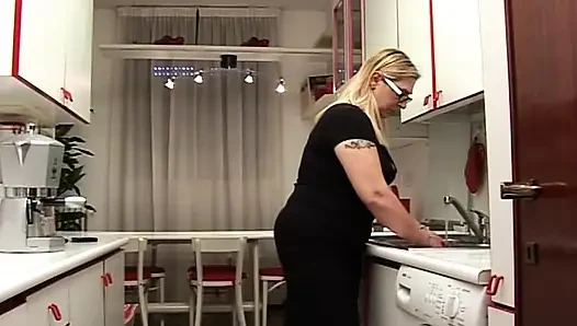 Geiles schätzchen mit MILF-brille lutscht und reitet dicken schwanz wild