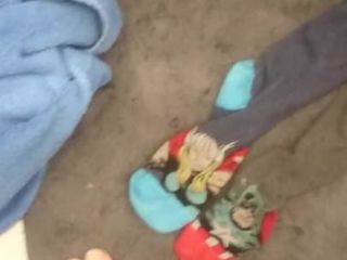 Un mec éjacule sur des chaussettes de super-héros