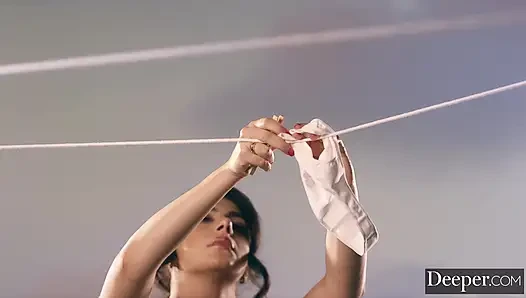 Daha derine. İtaatkar valentina nappi anal kendi külotuyla dolu bir ağızla sikiliyor